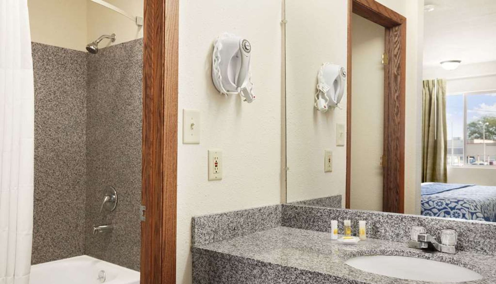 Room - Days Inn by Wyndham Champaign/Urbana