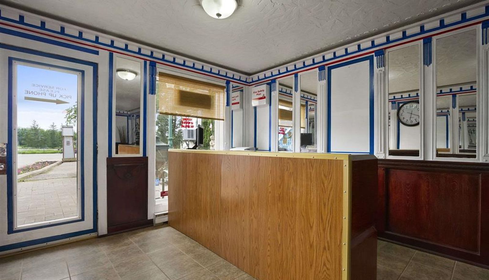 Hall - Knights Inn Lindsay