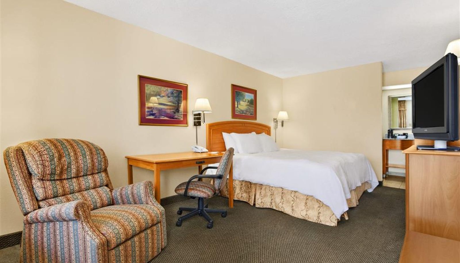 Room - Howard Johnson by Wyndham Greensboro Near the Coliseum