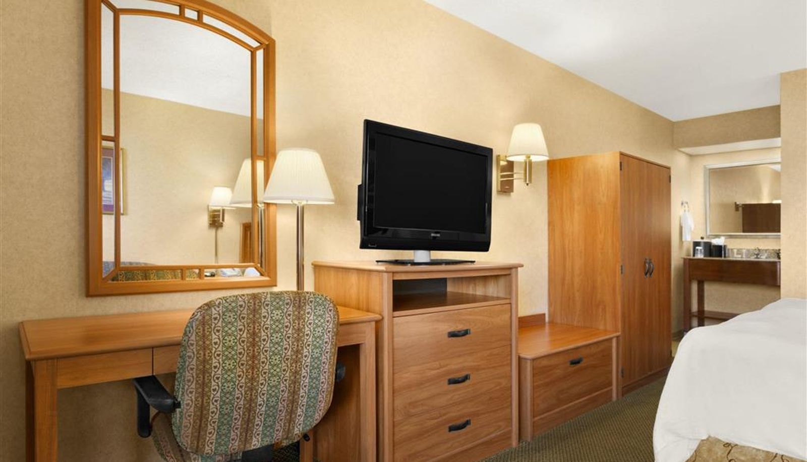 Room - Howard Johnson by Wyndham Greensboro Near the Coliseum