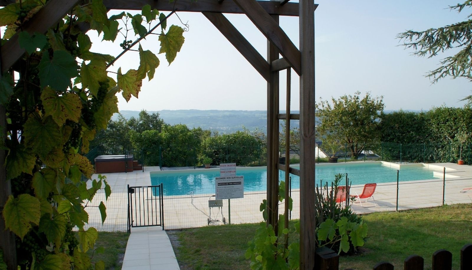 Piscine - Logis Hôtel - Les Collines