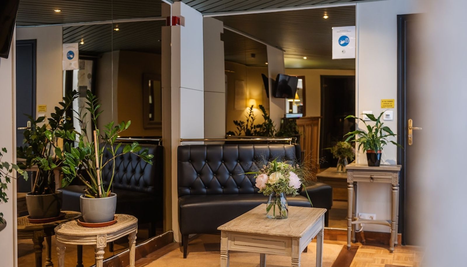Rezeption - Hotel De La Mairie et du Marquis