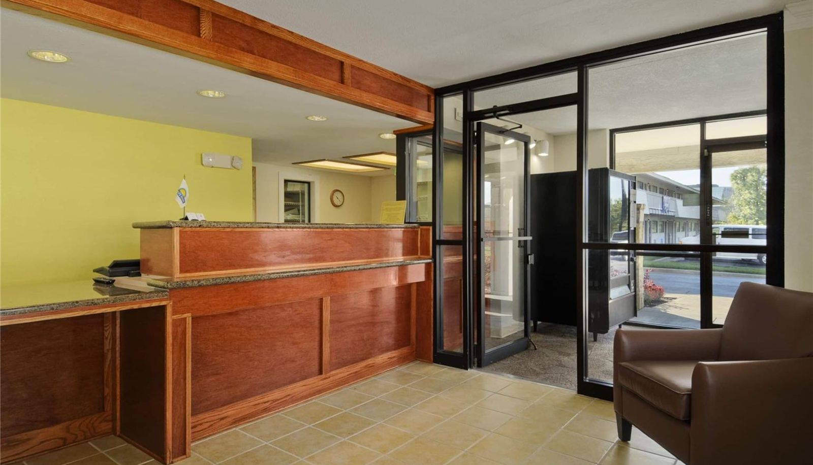 Lobby - Days Inn by Wyndham Overland Park/Metcalf/Convention Center