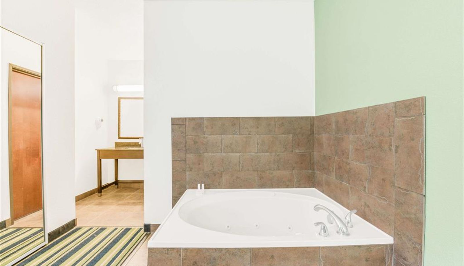 Suite - Super 8 by Wyndham Cotulla TX
