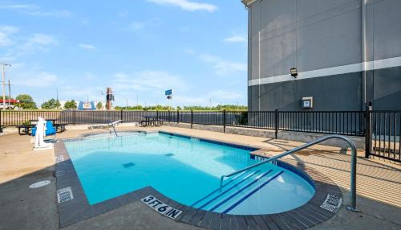 Pool - HiWay Inn Express of Broken Bow