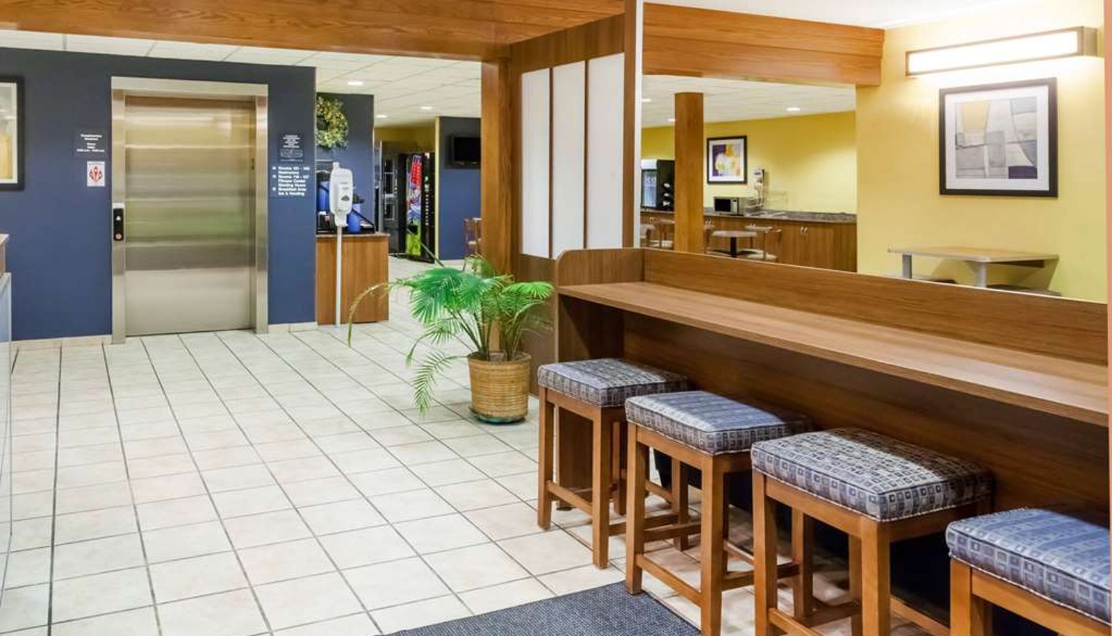 Hall - Microtel Inn & Suites by Wyndham Dickson City/Scranton