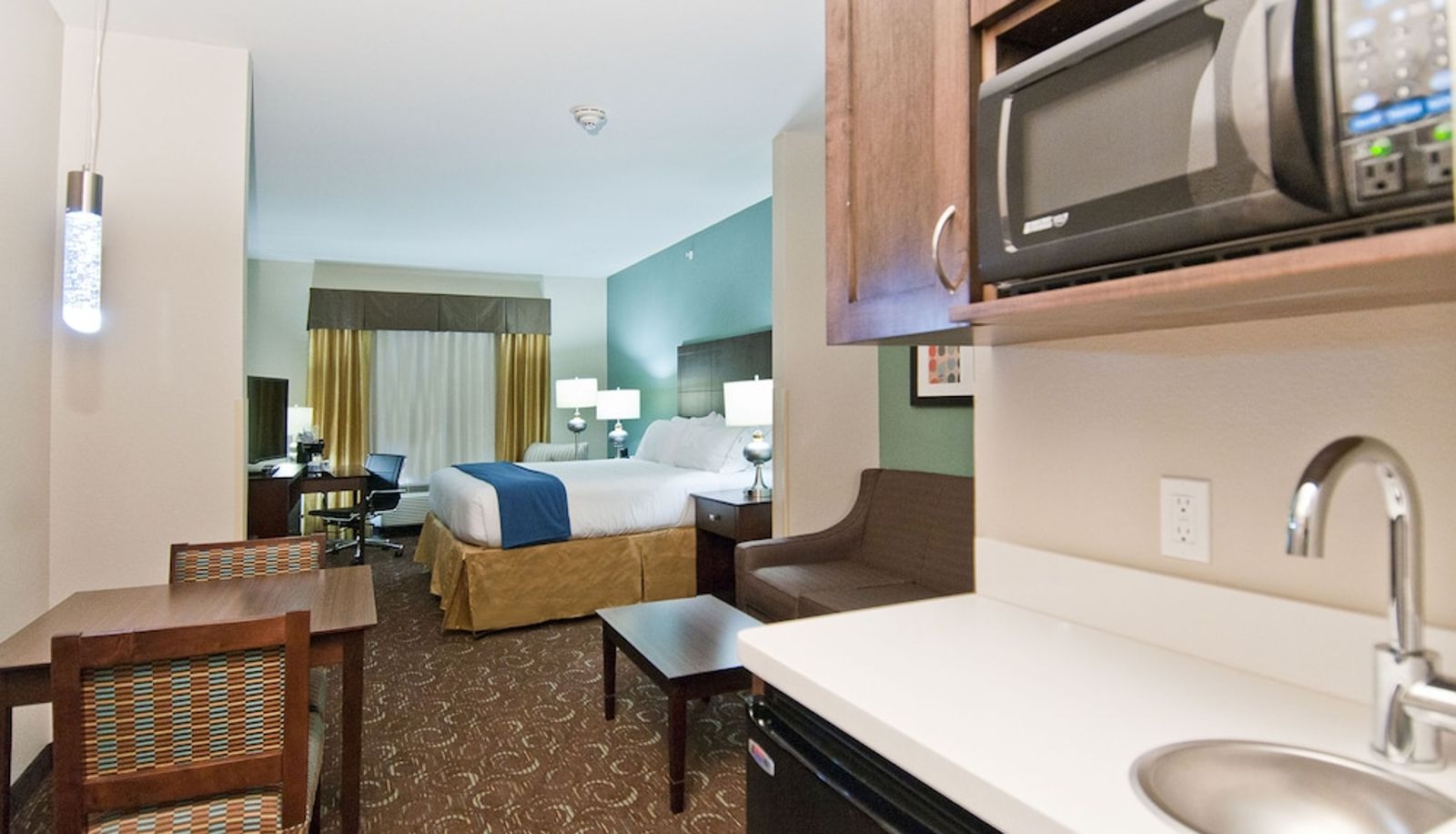 Suite - Holiday Inn Express & Suites SAN ANTONIO - FROST BANK CTR by IHG