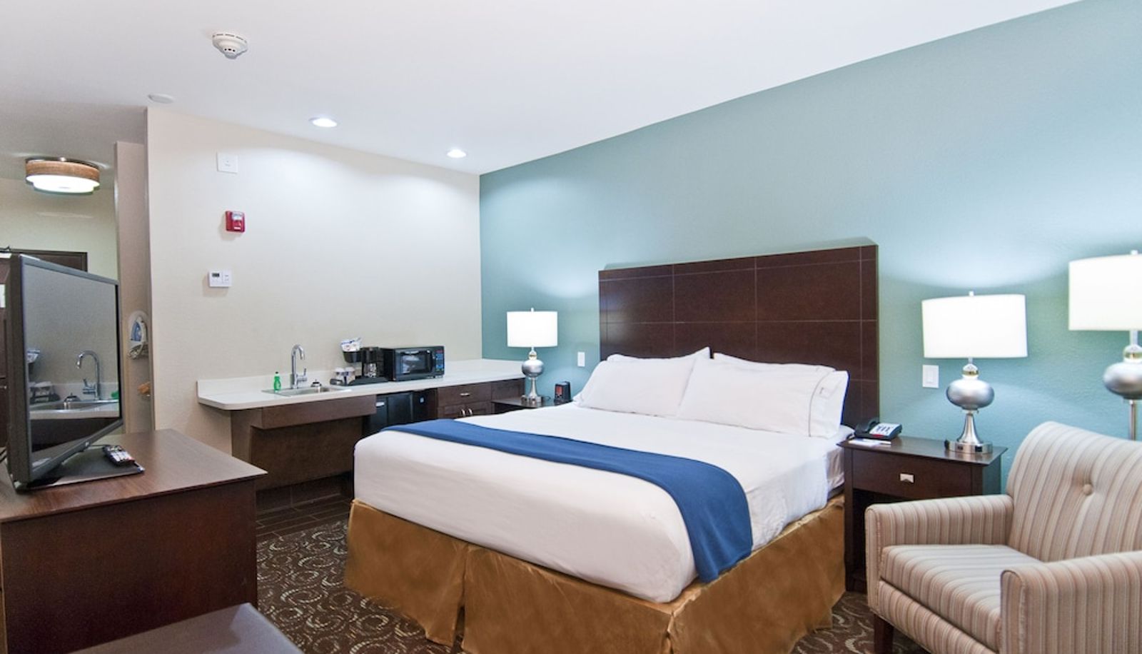 Suite - Holiday Inn Express & Suites SAN ANTONIO - FROST BANK CTR by IHG