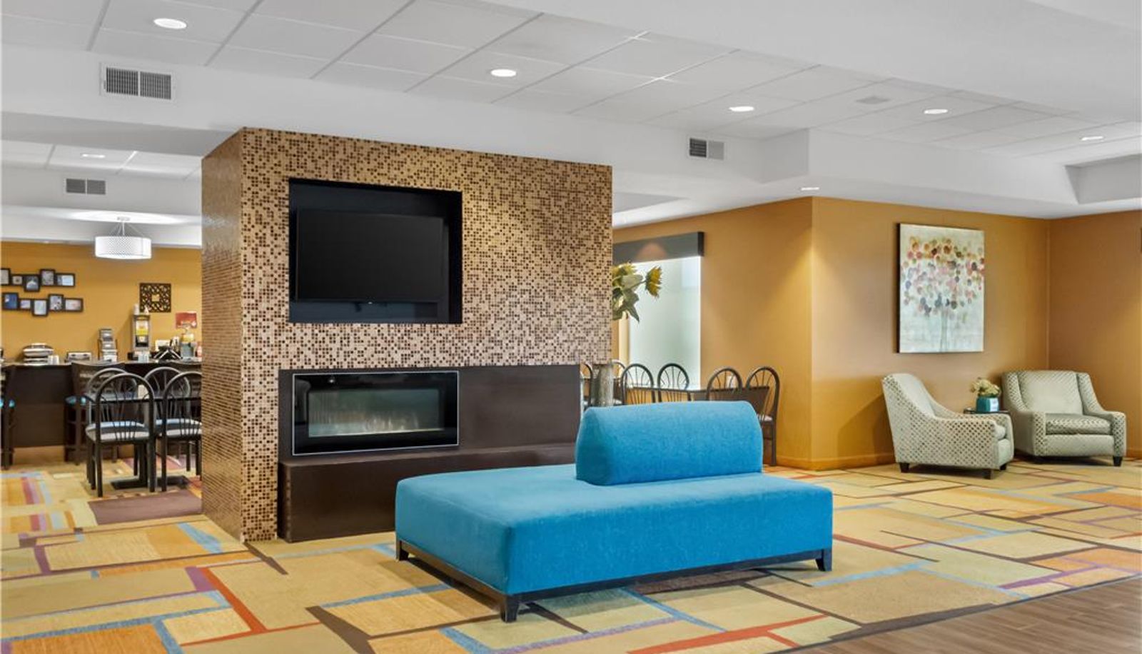 Lobby - Best Western Plus Hiawatha Hotel