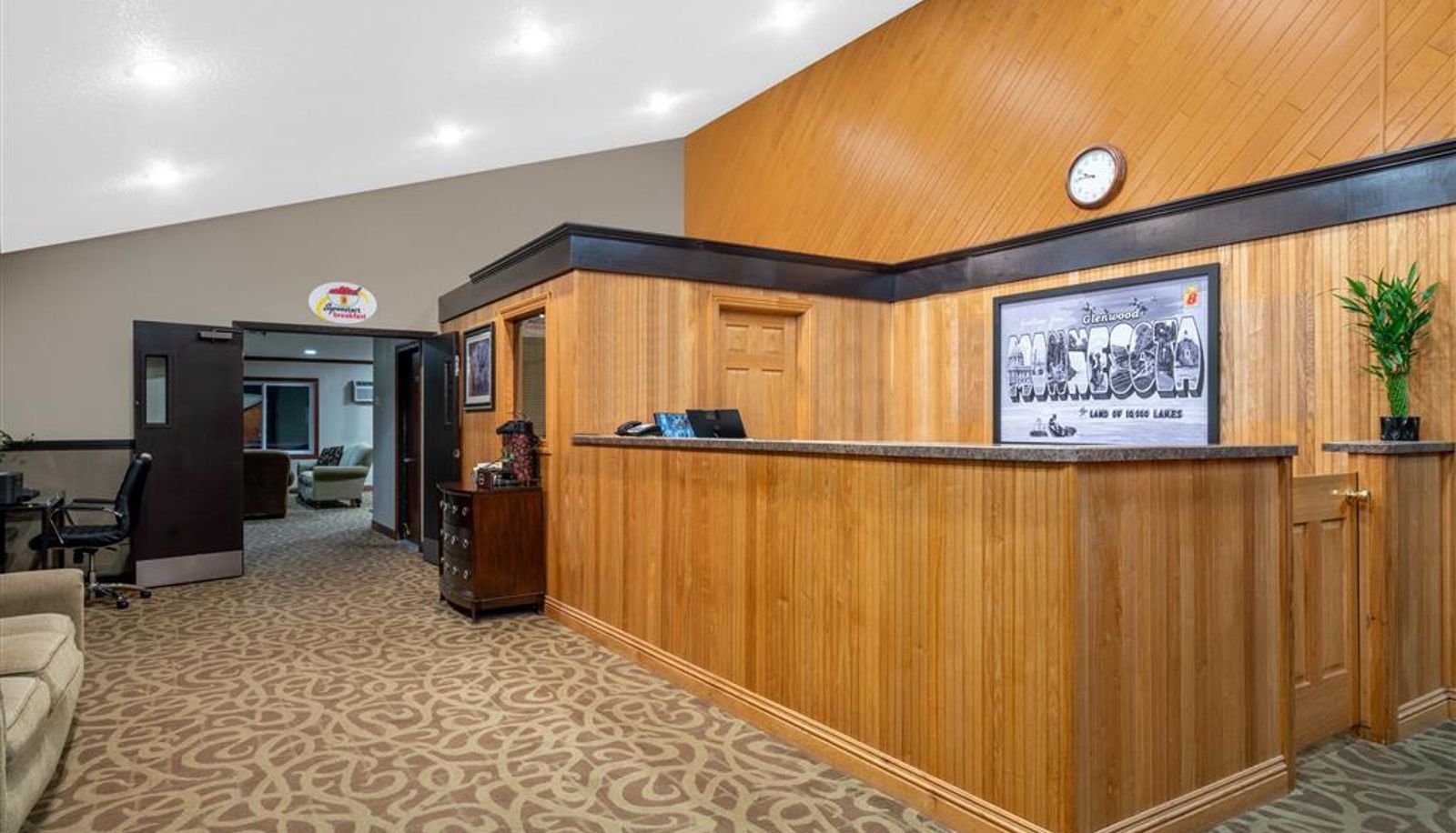 Hall - Super 8 by Wyndham Glenwood