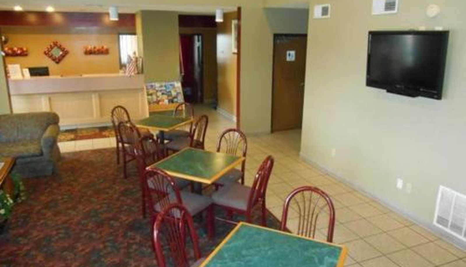Salle de petit-déjeuner dans le restaurant - AmeriStay Inn St Joseph