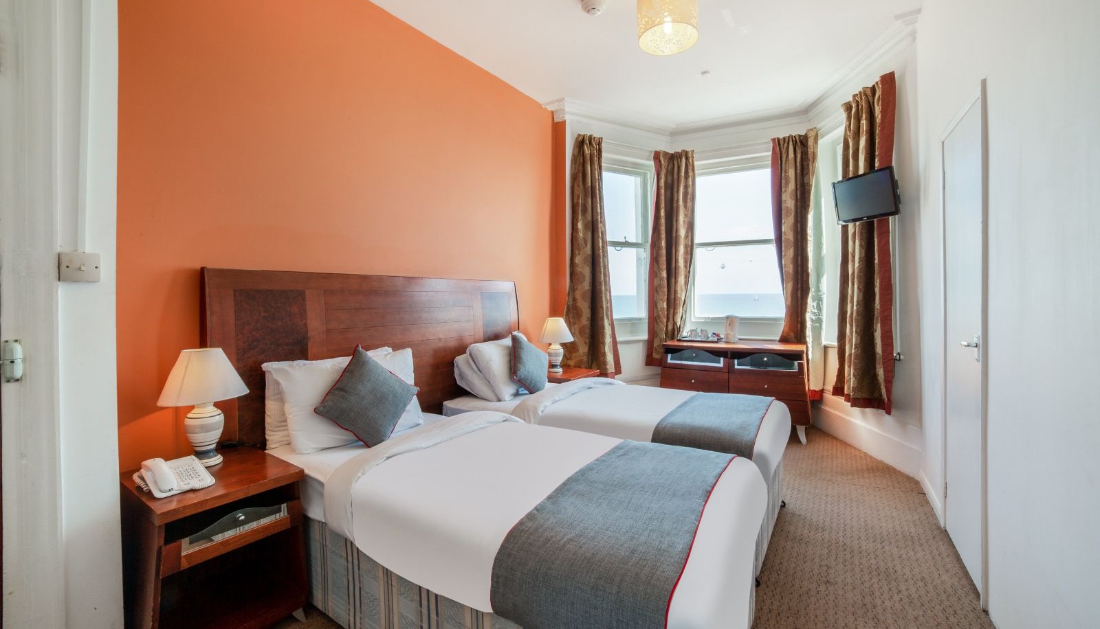 Zimmer - OYO The Strand Hotel