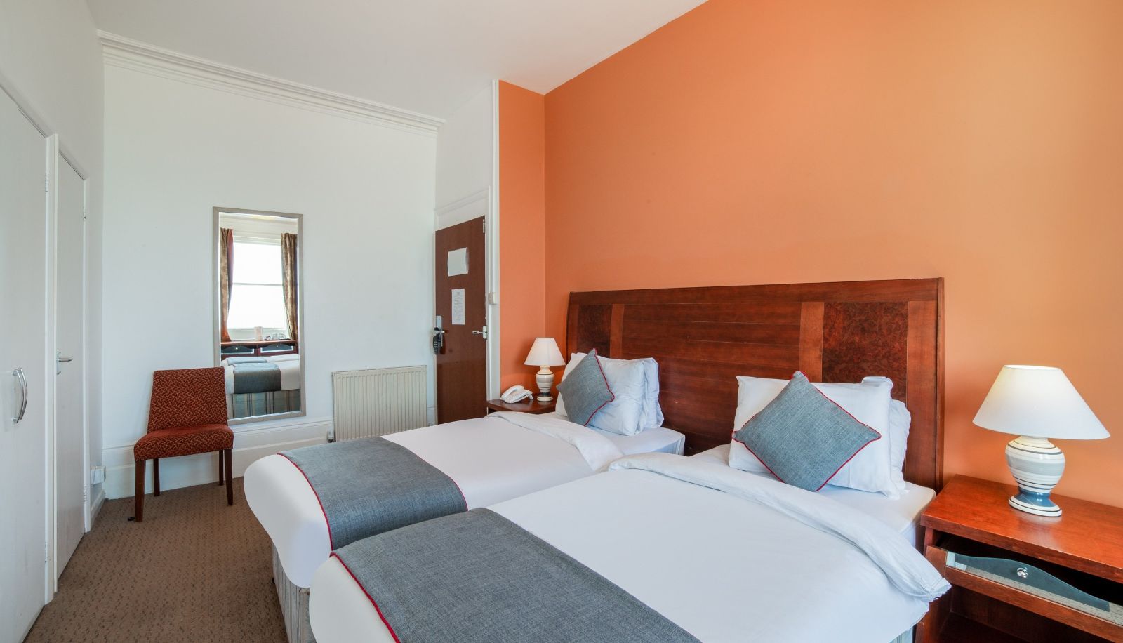 Zimmer - OYO The Strand Hotel