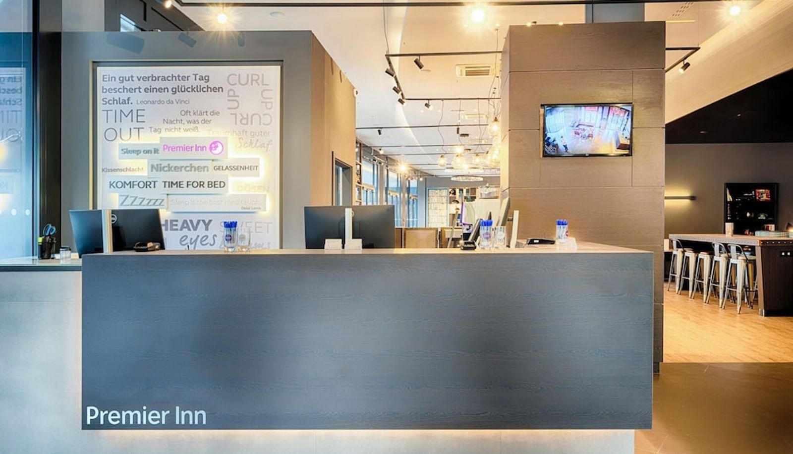 Rezeption - Premier Inn Heilbronn City Centre
