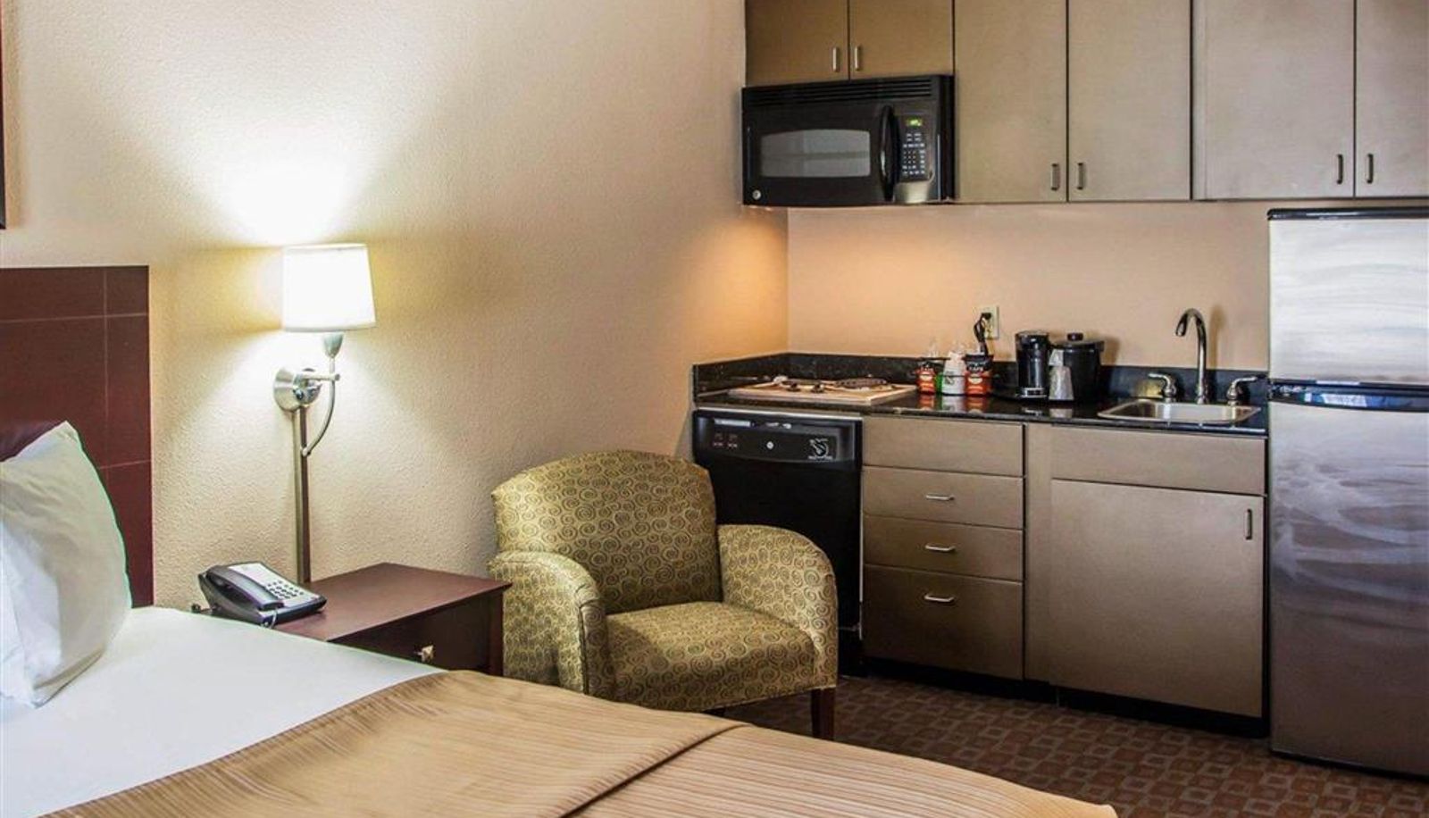 Room - Quality Inn & Suites Peoria North