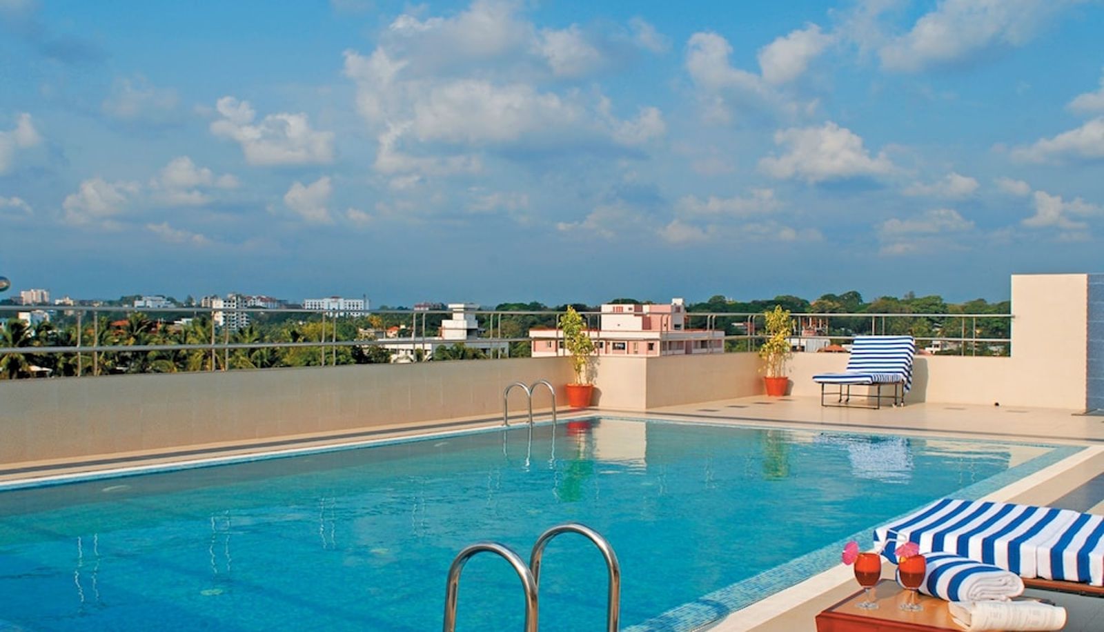 Piscina - Classic Sarovar Portico Thiruvananthapuram