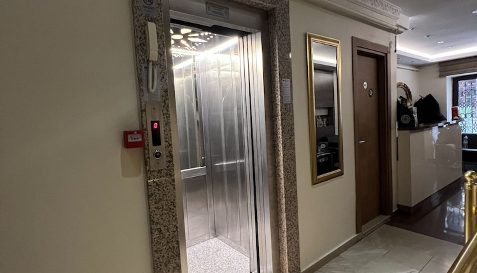 Réception - Zendy Suite Hotel