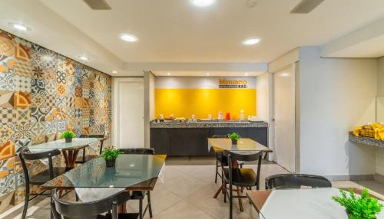 Sala śniadaniowa w restauracji - 300 m Rodoviária  Mercado Público Minuano Hotel Express próx Orla Lago Guaíba
