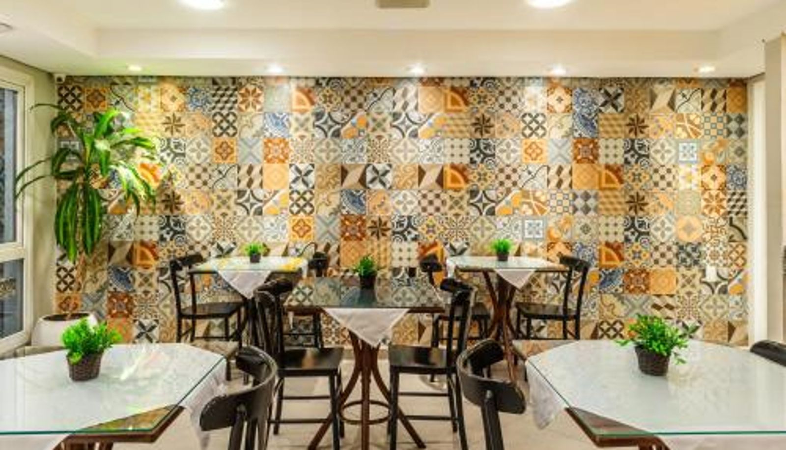 Sala śniadaniowa w restauracji - 300 m Rodoviária  Mercado Público Minuano Hotel Express próx Orla Lago Guaíba
