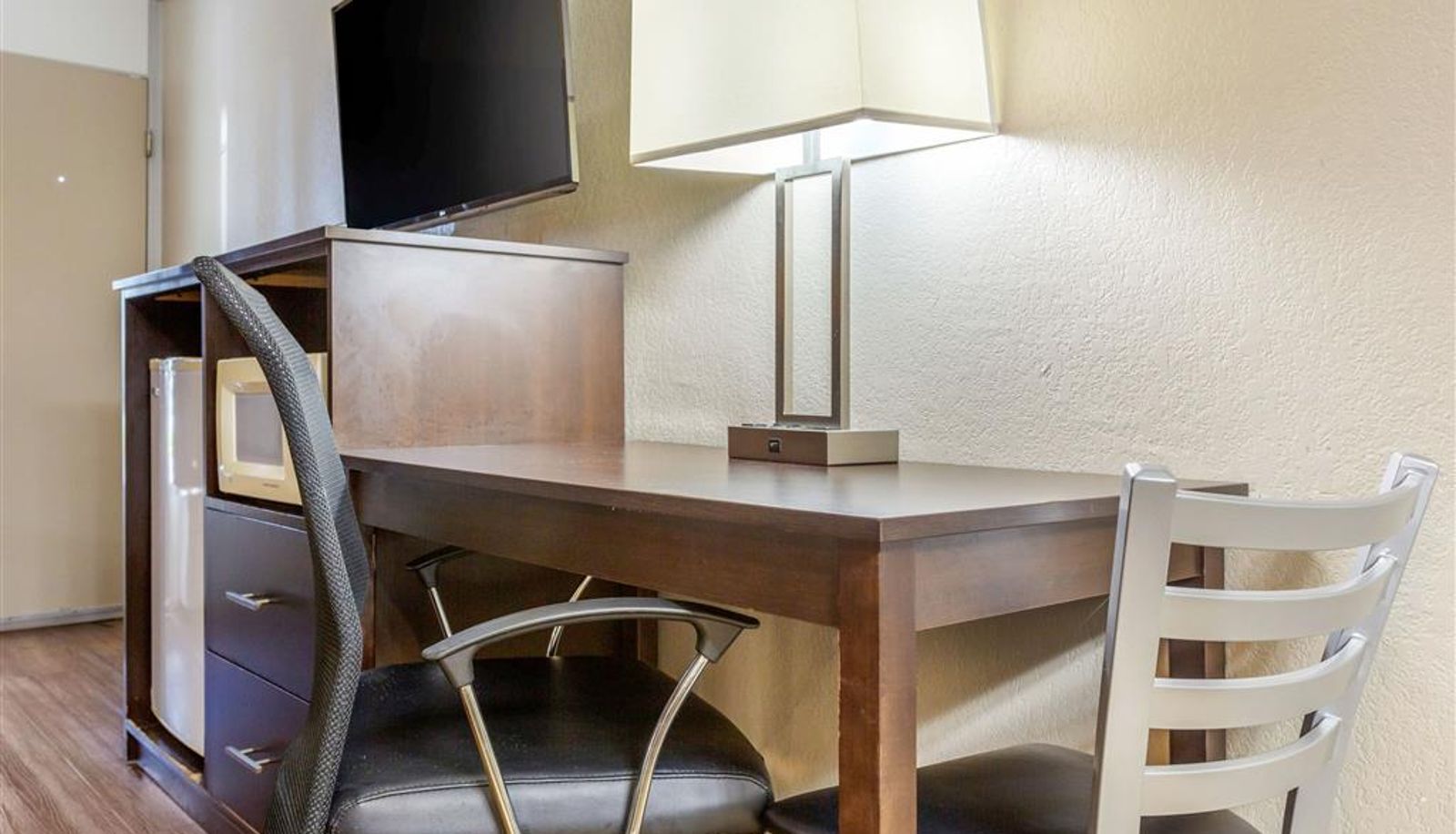Room - Econo Lodge Shorewood