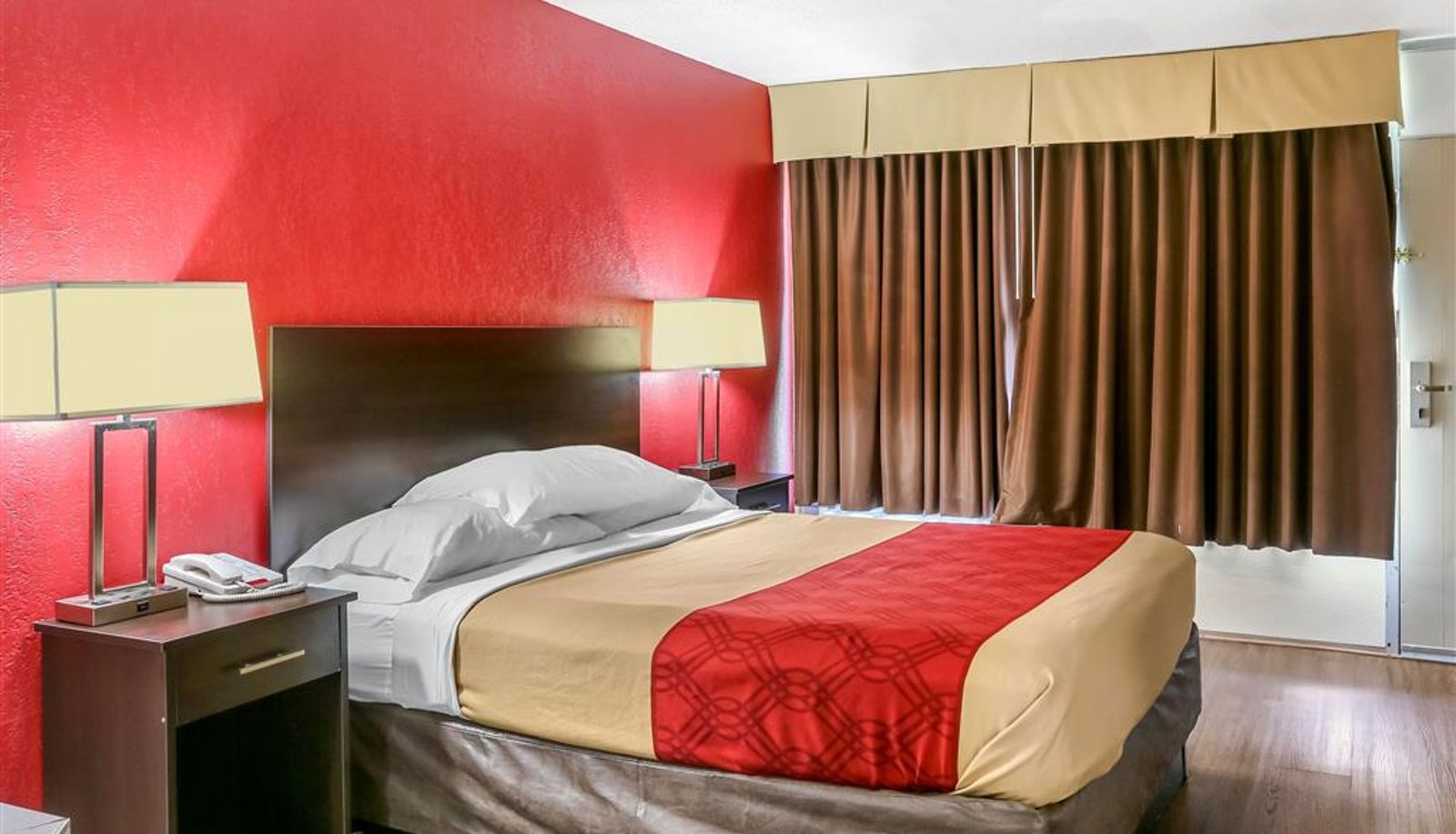 Room - Econo Lodge Shorewood