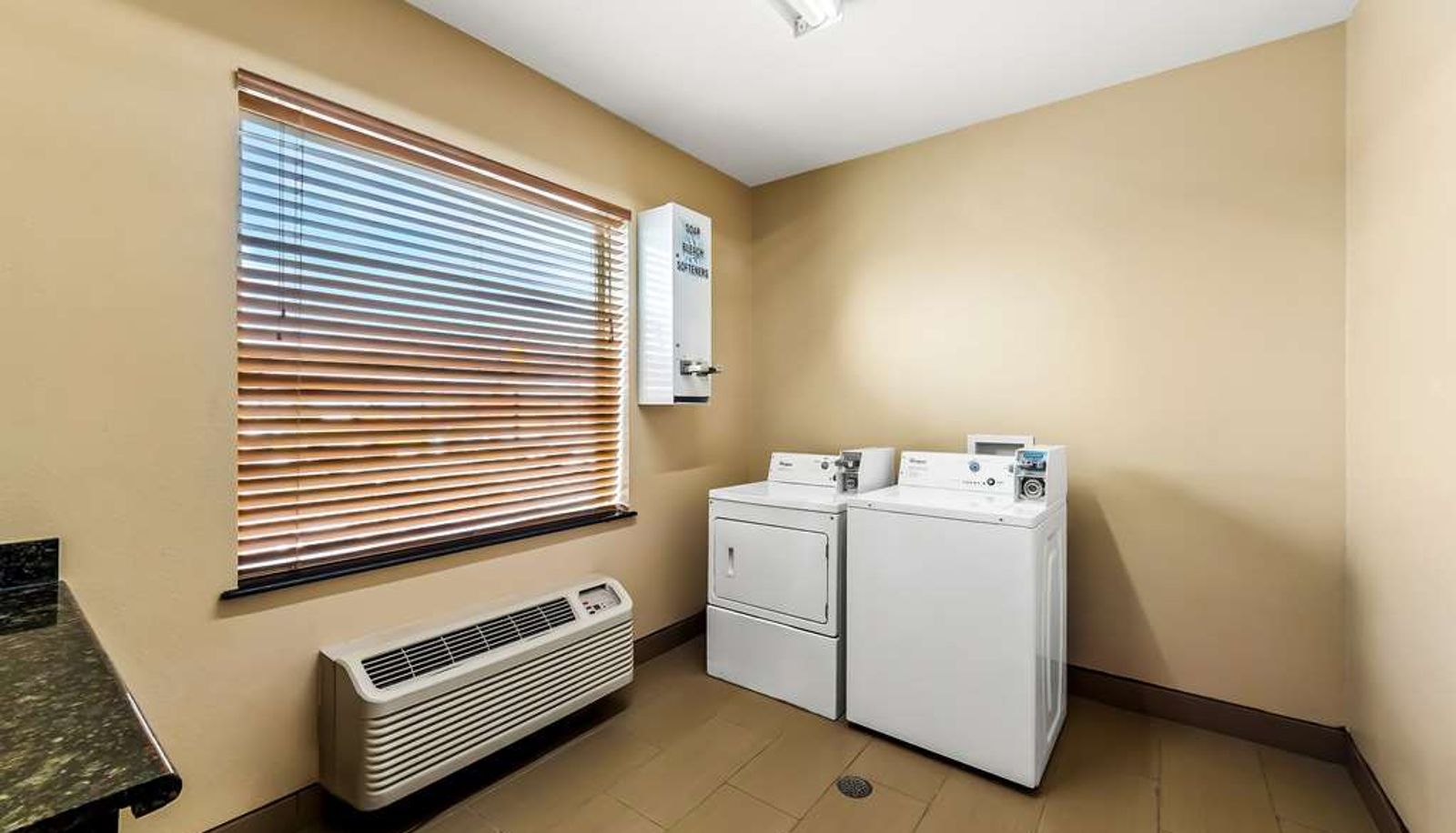 Vista interior - Comfort Inn & Suites Donna near I-2