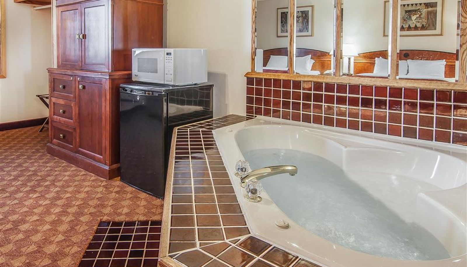 Room - Econo Lodge Inn & Suites Madras