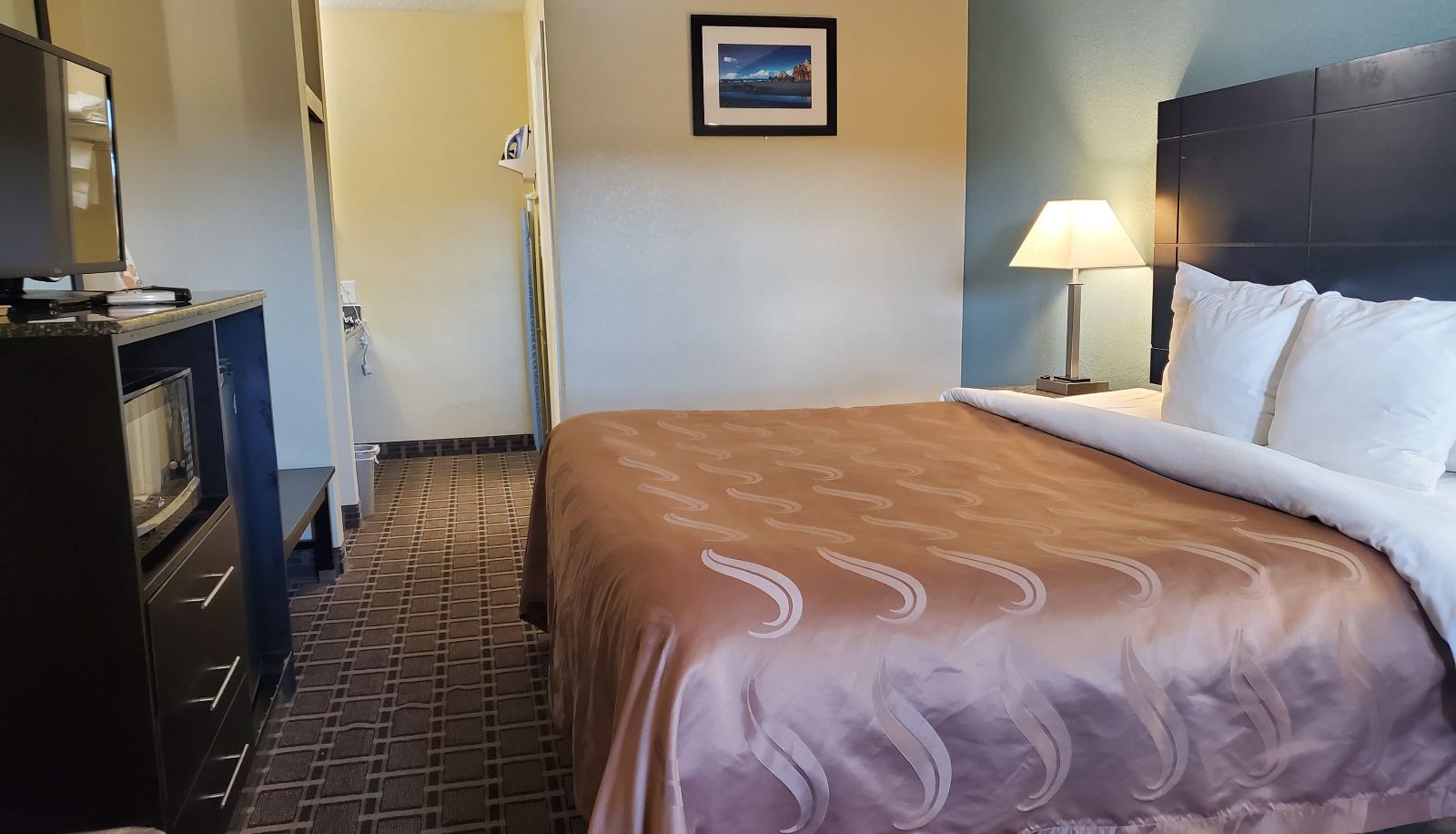 Room - OYO Hotel Knoxville TN Cedar B
