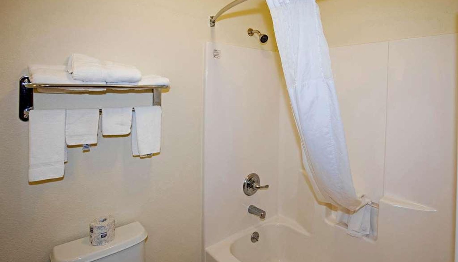 Quadrupla - Rodeway Inn and Suites