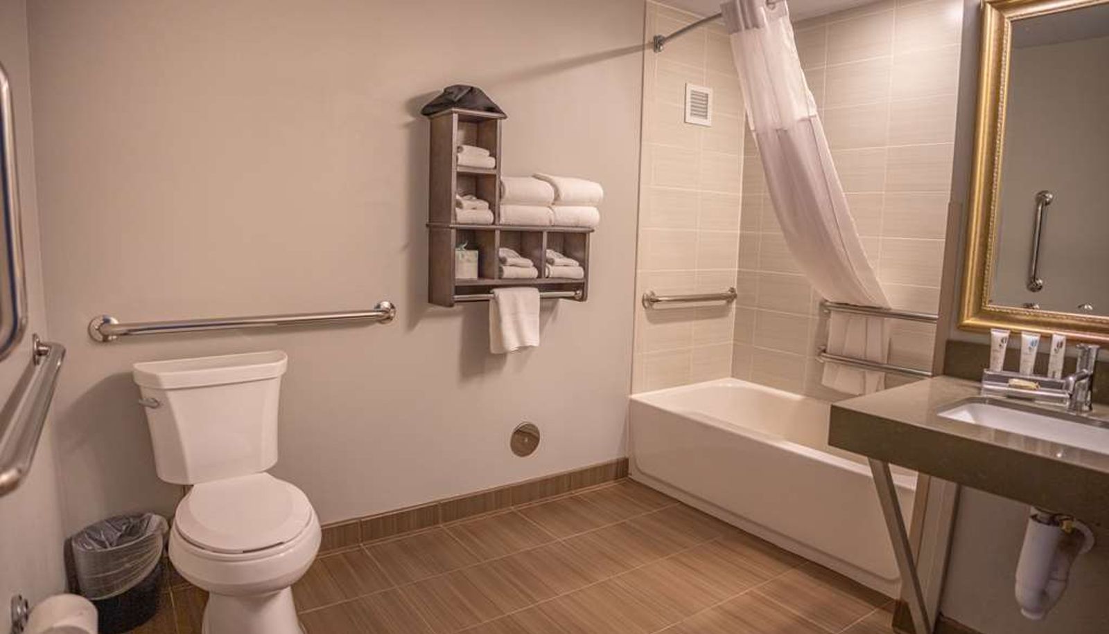 Camera - Country Inn & Suites by Radisson Bemidji MN