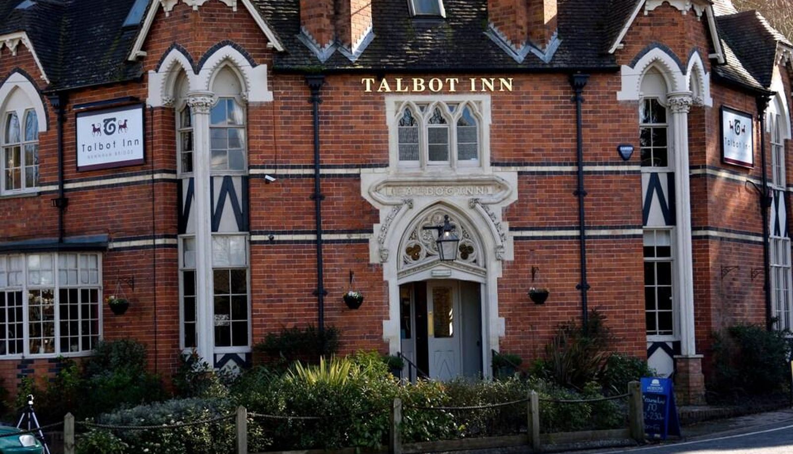 Area esterna dell'hotel - The Talbot Inn