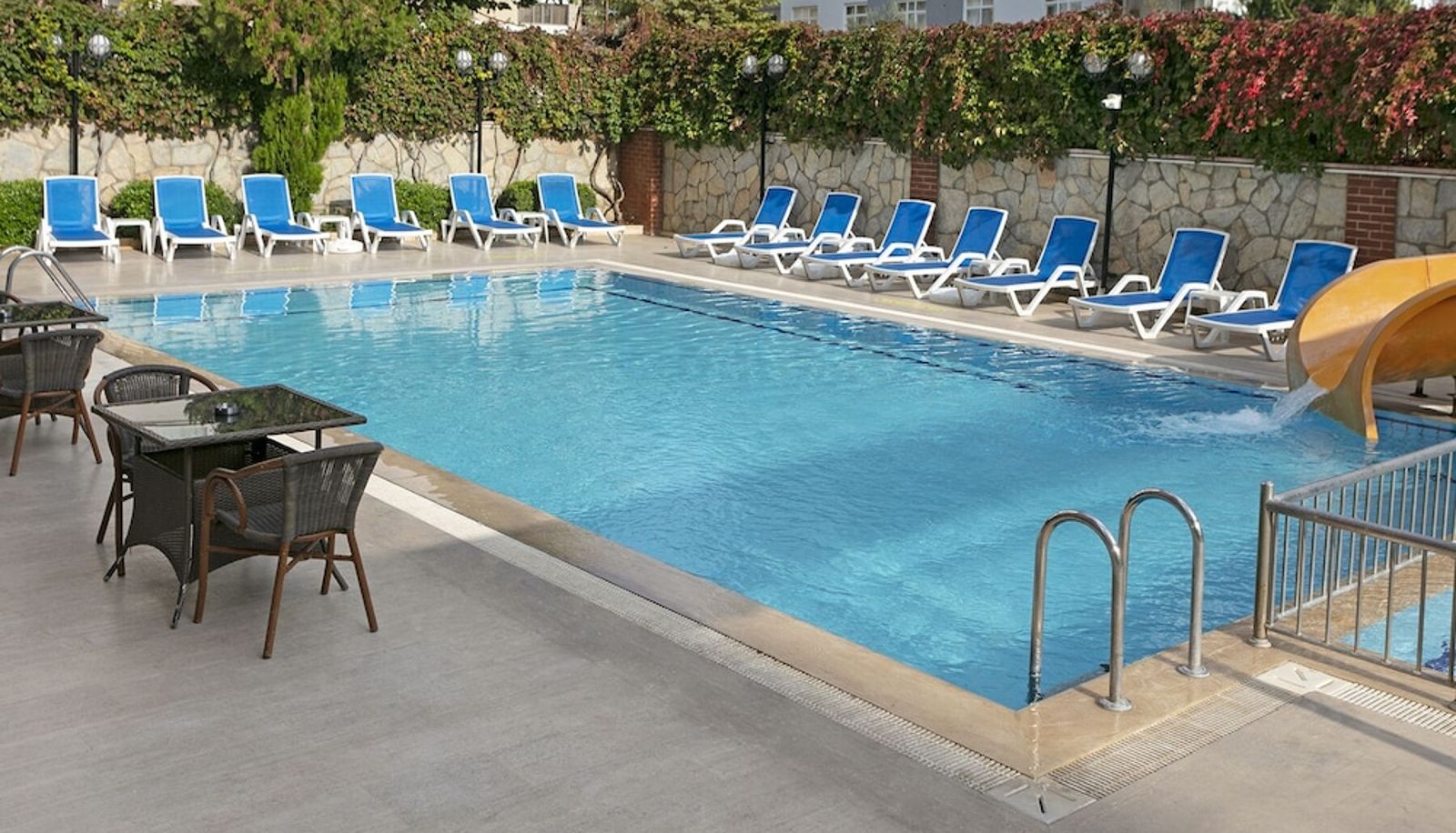 Piscina - Dinc Hotel