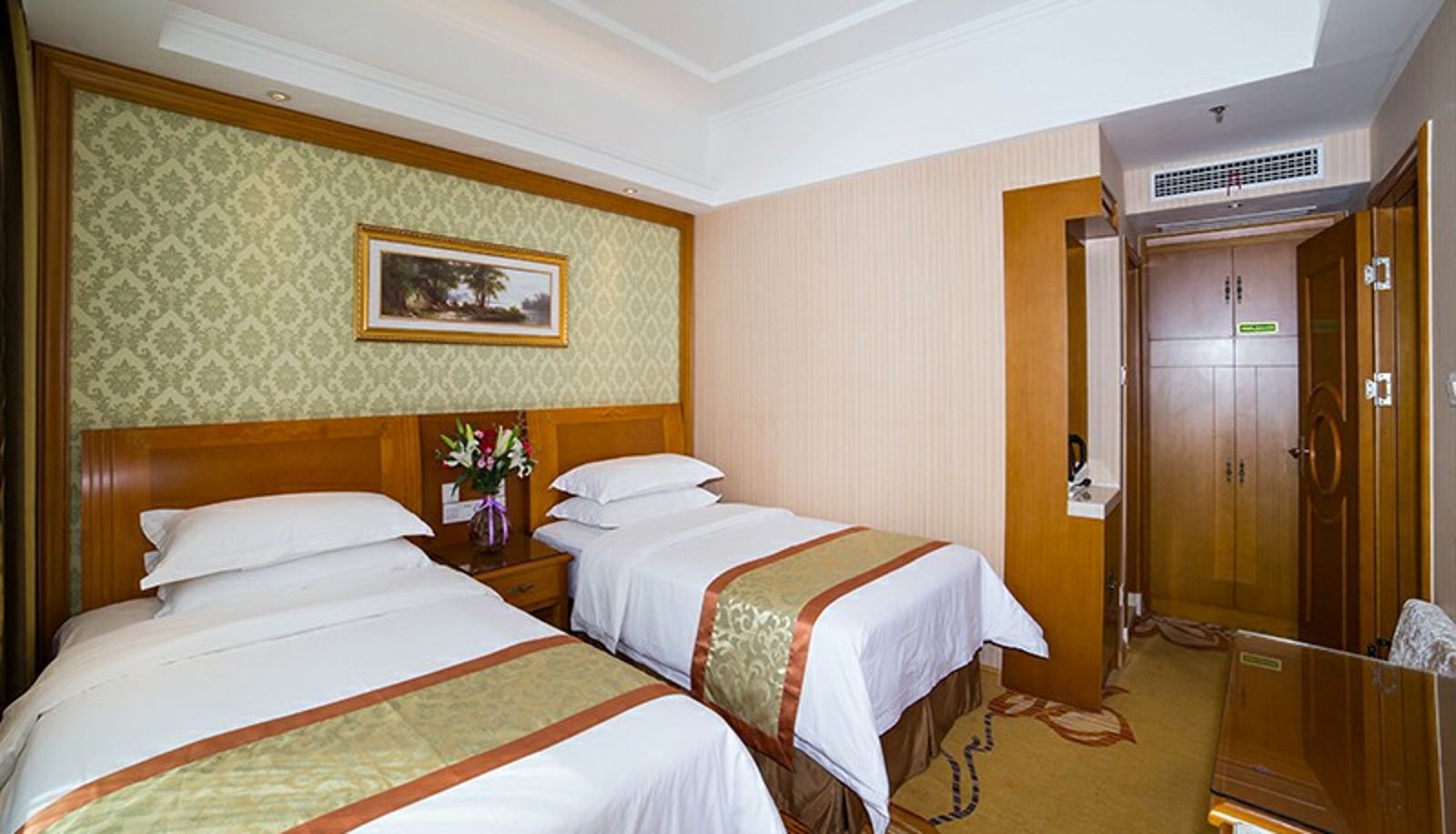 Room - Vienna Classic Hotel(Shandong Yantai Jinshatan Taishan Road Hotel)