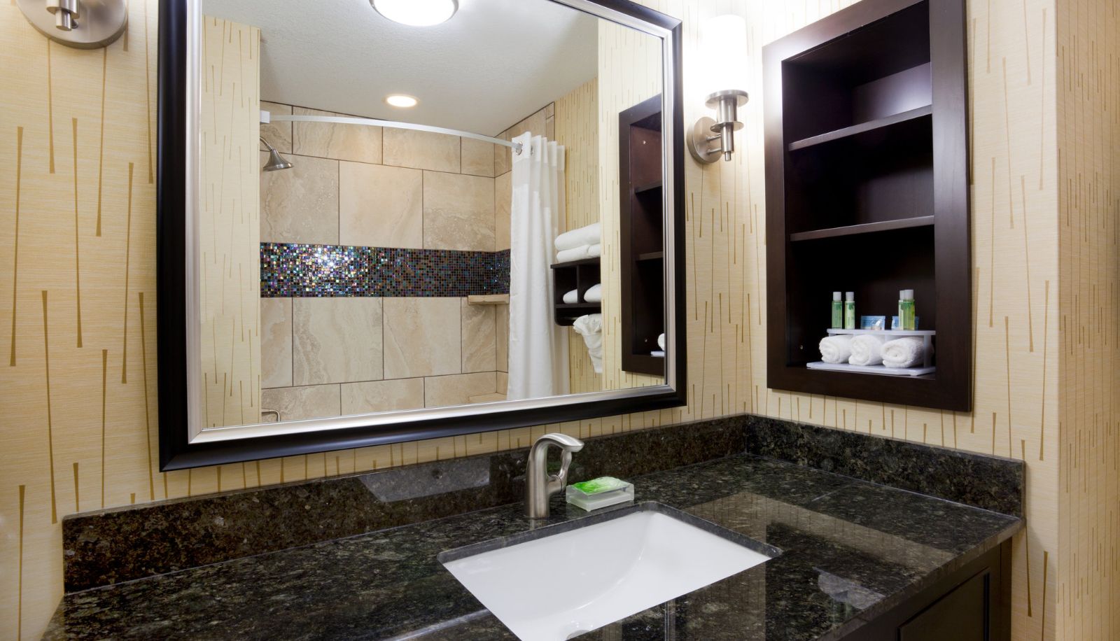Camera - Holiday Inn Express & Suites DAVENPORT by IHG
