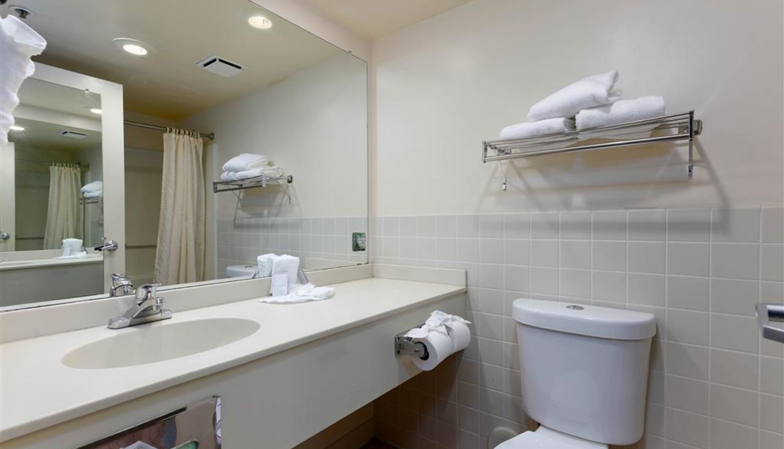 Zimmer - AZ Studio 6 Suites Lake Havasu City
