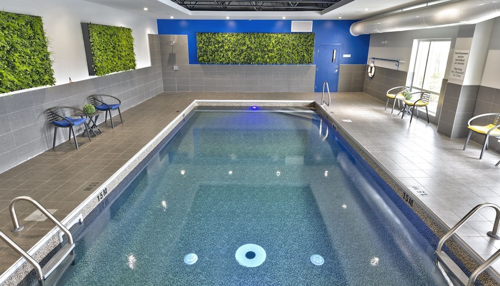 Zwembad - Holiday Inn Express & Suites VAUDREUIL - DORION by IHG