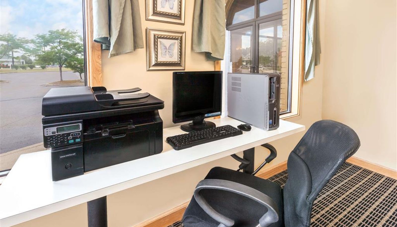 Business centre - Days Inn & Suites by Wyndham Kalamazoo