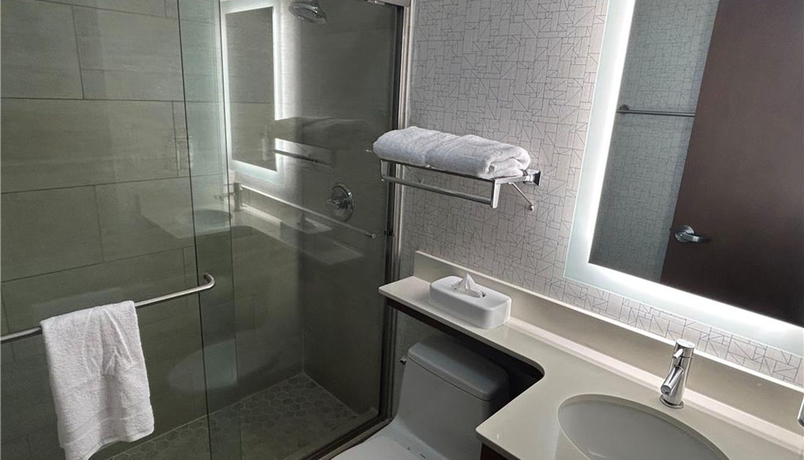Camera - Best Western Roslyn-Long Island Hotel