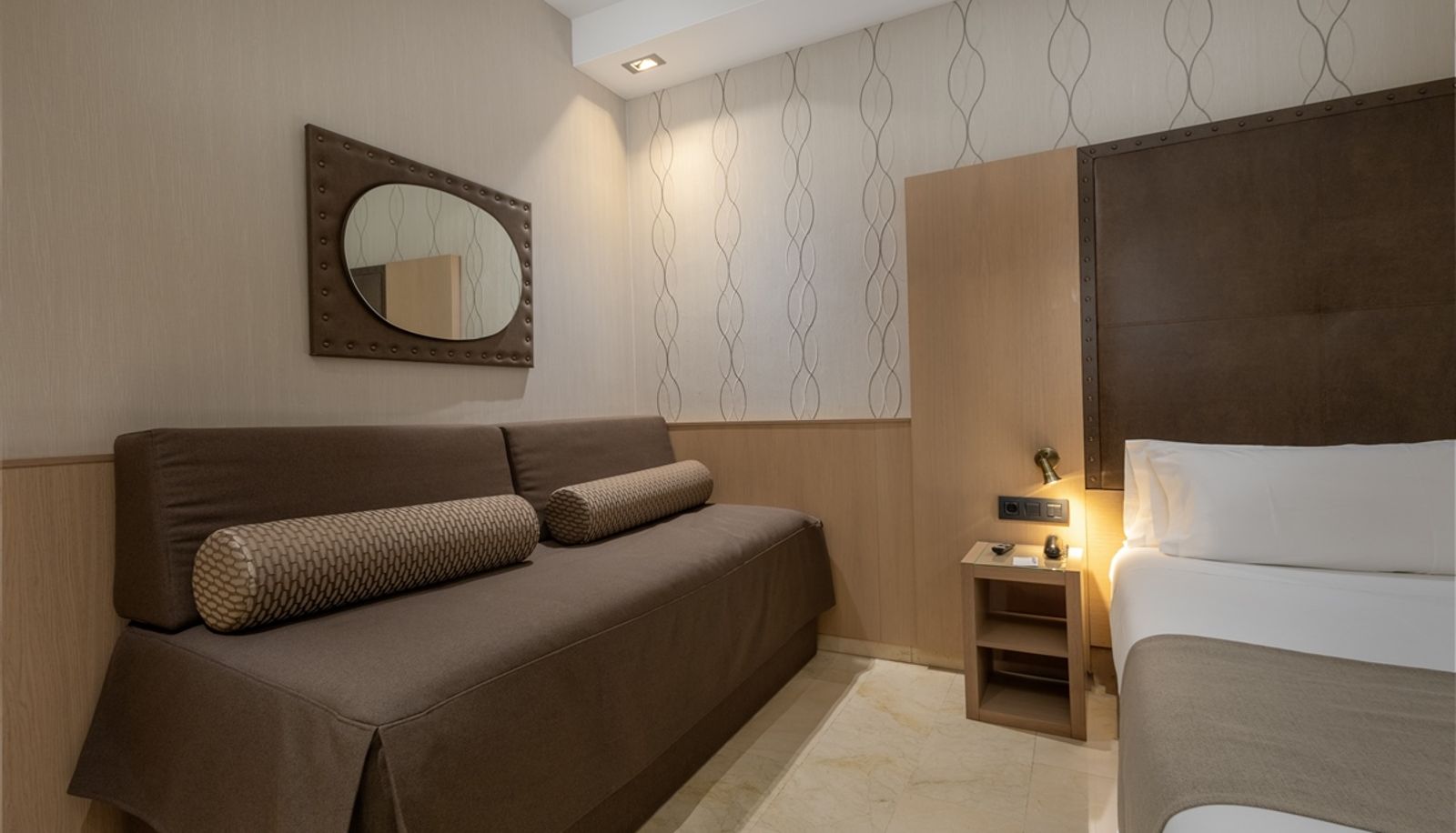 Info - GRAN HOTEL BARCINO - 4* superior
