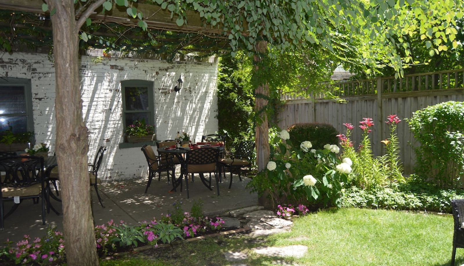Garden - Chicago Guest House Wrigleyville