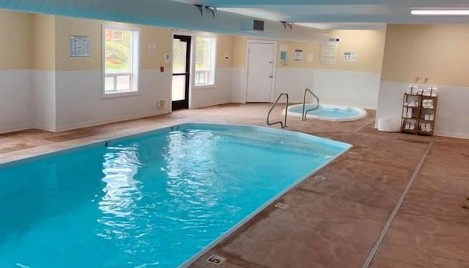 Pool - Yellowstone Lodge
