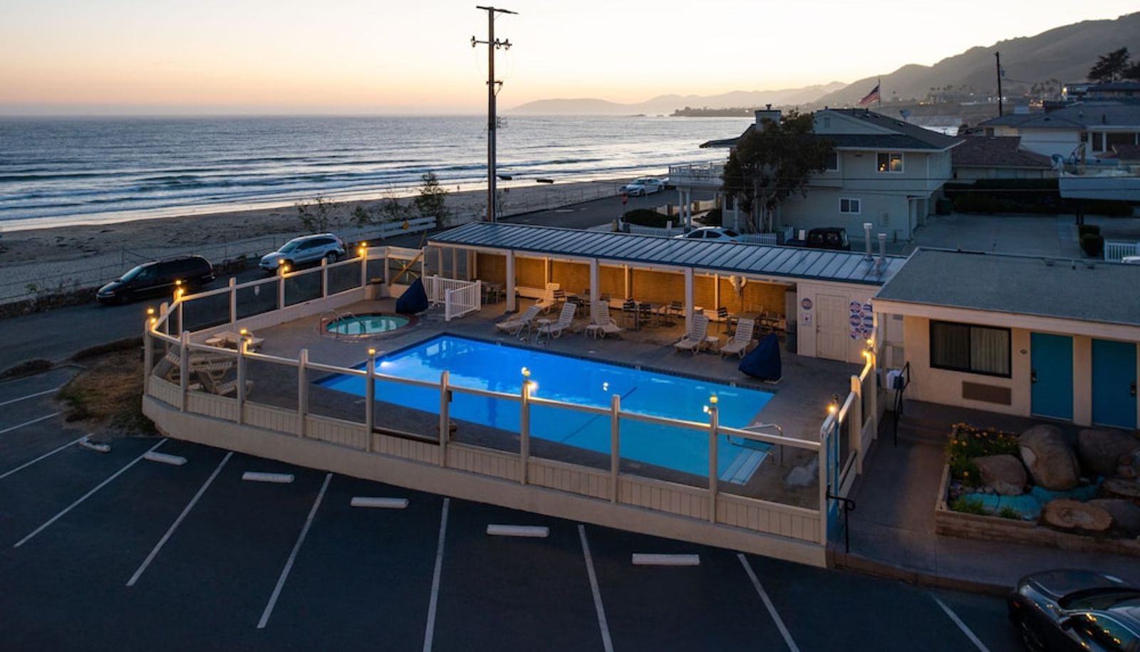 Pool - Edgewater Inn And Suites