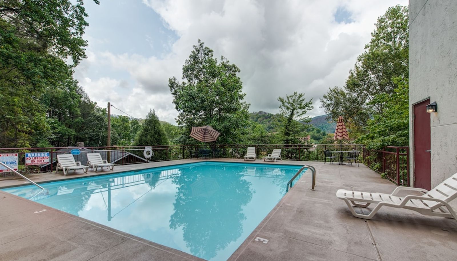 Pool - Laurel Inn Condominium