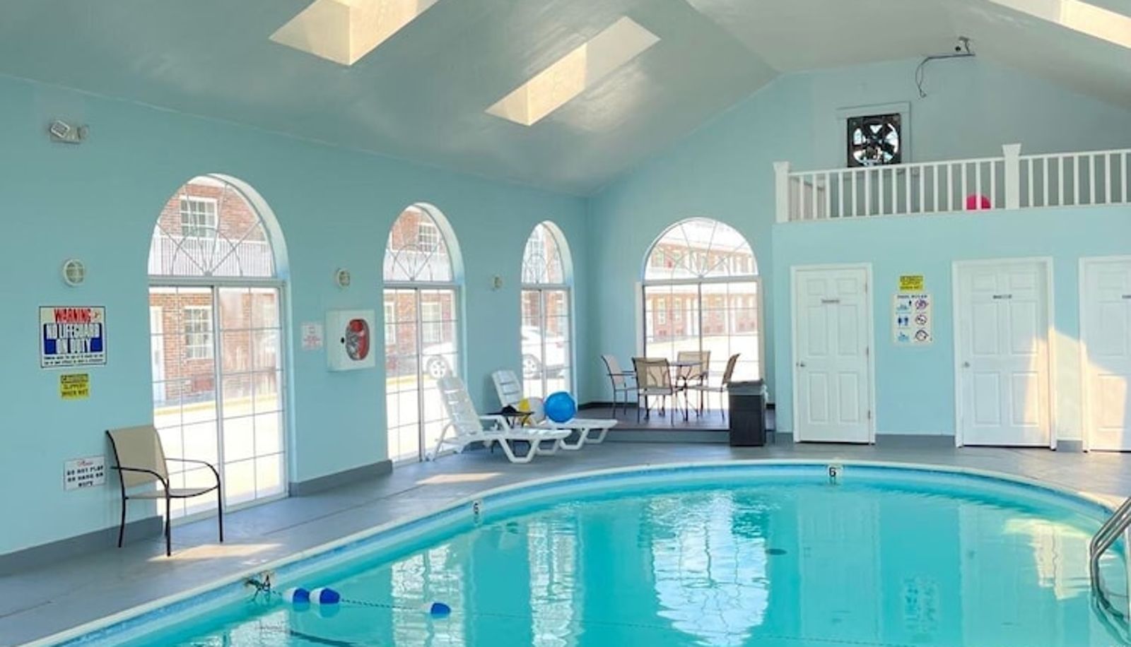 Pool - Carriage House Inn