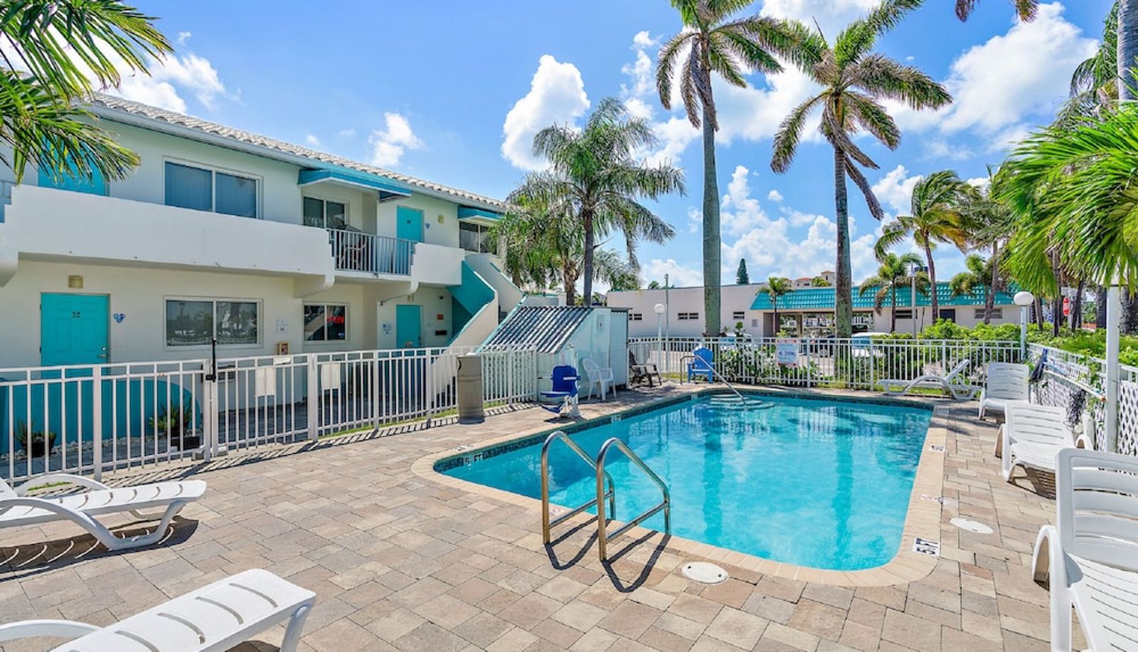 Piscina - Hollywood Beachside Boutique Suites