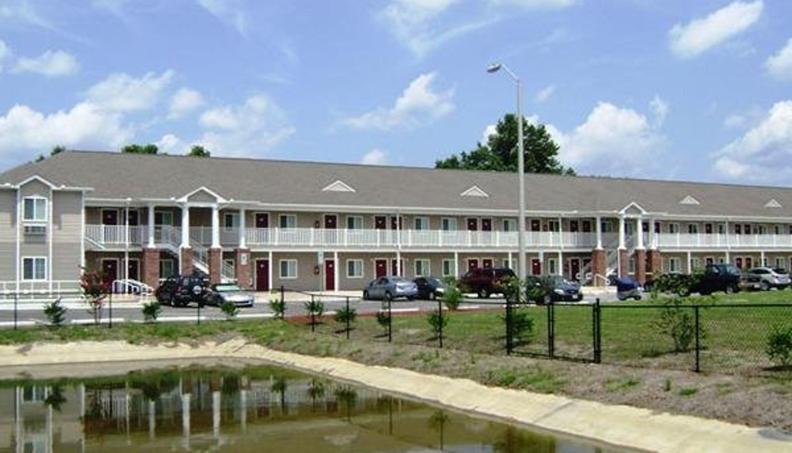 Vista exterior - Affordable Suites of America -