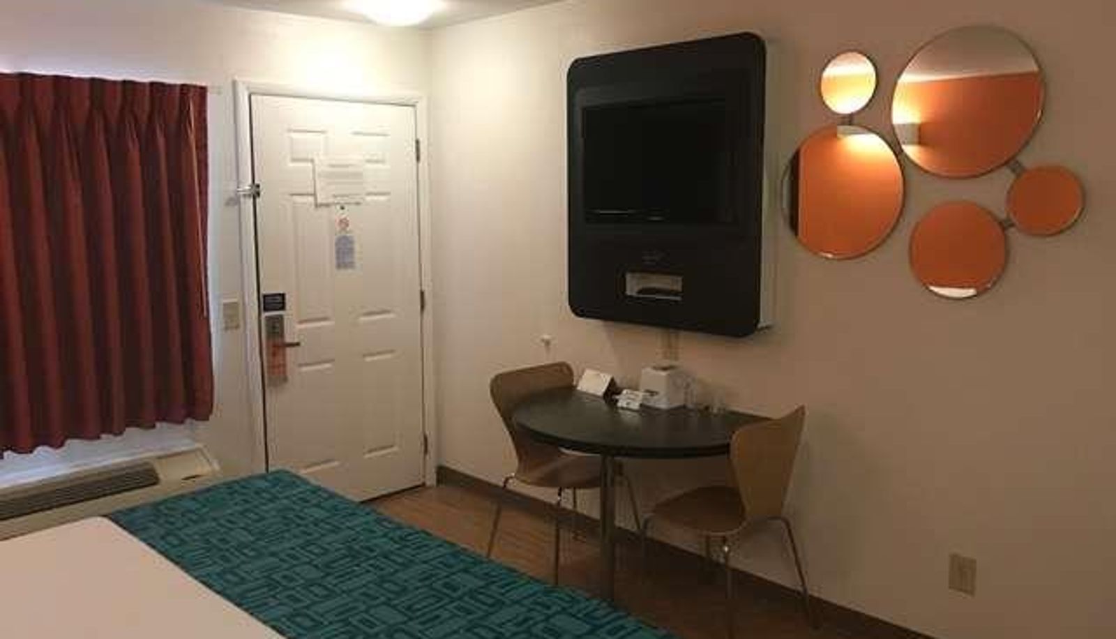 Zimmer - Howard Johnson by Wyndham Lake George