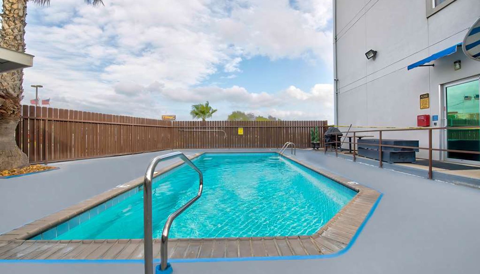 Piscina - MOTEL 6 EAGLE PASS LAKESIDE