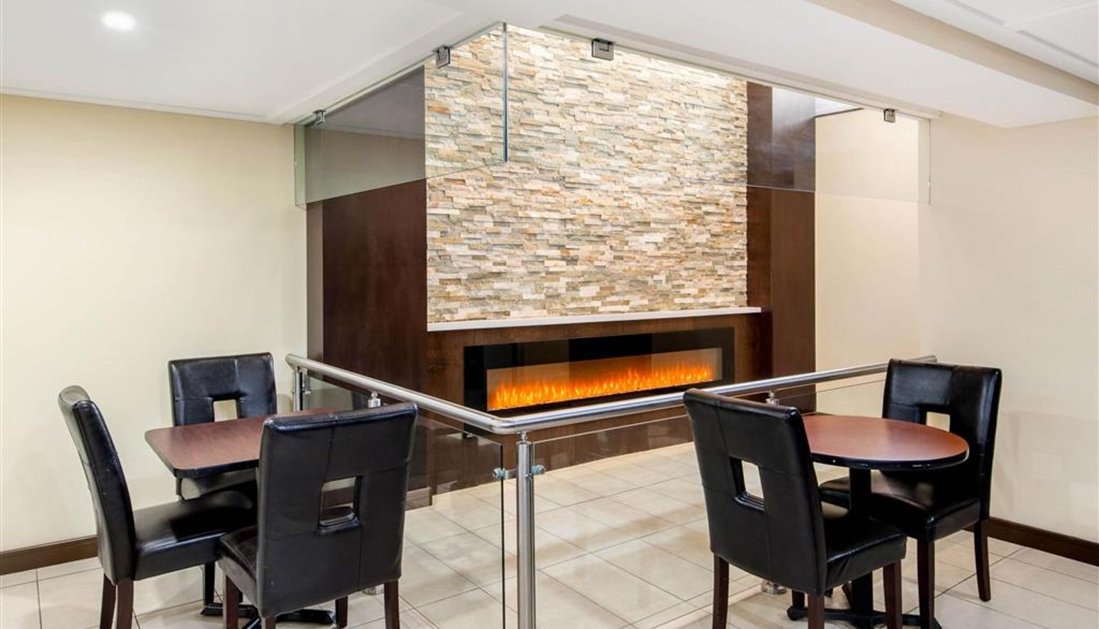 Vista interna - La Quinta Inn & Suites by Wyndham Oshawa