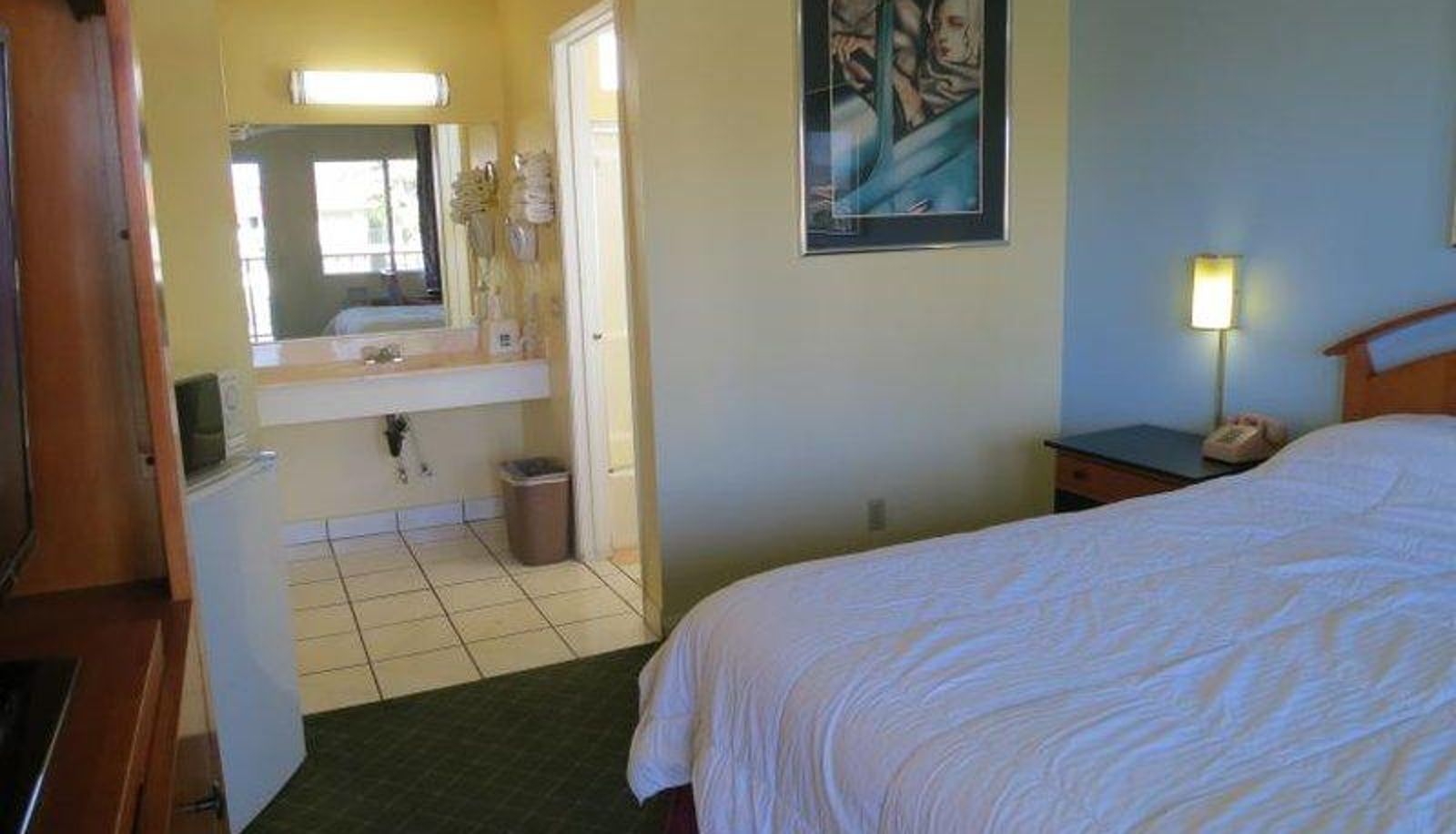 Room - Studio 6 Hemet CA